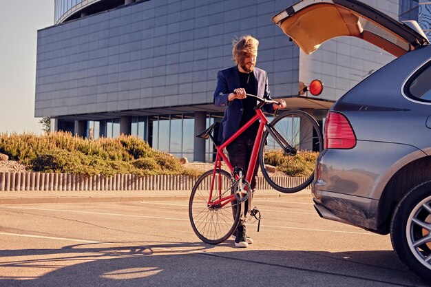 Jak bezpiecznie przewozić rowery na dachu samochodu