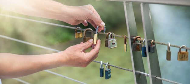 Poradnik, jak prawidłowo zamontować i dostosować zawiasy regulowane do twojej bramy